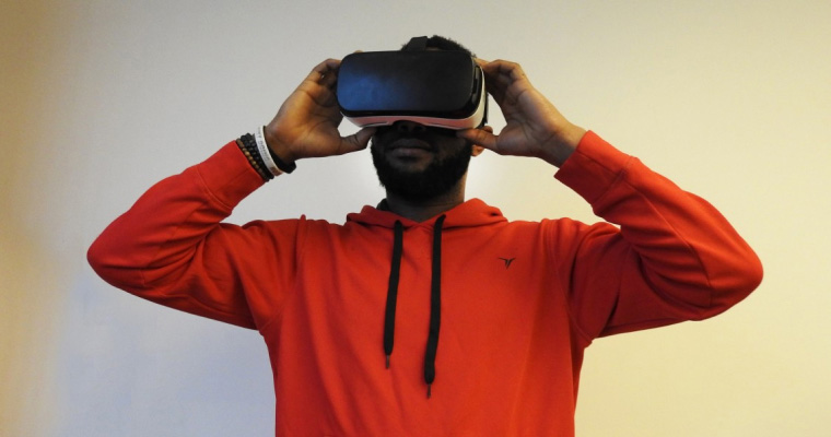 Console de realidade virtual que muda o jogo chega ao mercado